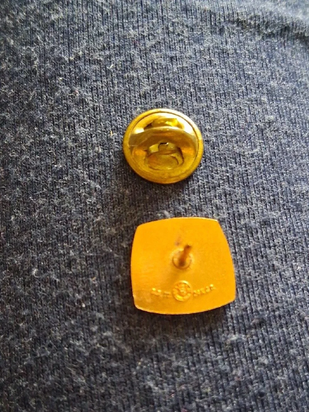 Gold-Tone New York State Cufflink - Unbranded